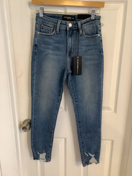 Clare Skinny w/ Hem Bite